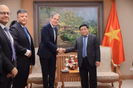 El viceprimer ministro Nguyen Chi Dung (derecha) y Eugene Willemsen, CEO de Bebidas Internacionales y vicepresidente ejecutivo de PepsiCo Global, en la reunión (Foto: VNA)