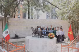 Los funcionarios de la Embajada de Vietnam en México, junto con representantes de entidades vietnamitas acreditadas en este país, rinden homenaje al Presidente Ho Chi Minh ante su monumento. (Foto: VNA)
