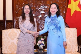 La vicepresidenta vietnamita Vo Thi Anh Xuan (derecha) recibe a Leyla Aliyeva, subjefa de la Fundación Heydar Aliyev (Foto: VNA)