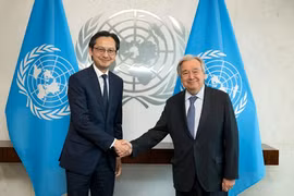 El embajador Do Hung Viet, jefe de la misión de Vietnam ante la ONU, se reúne con el secretario general António Guterres (Foto cortesía de la representación)