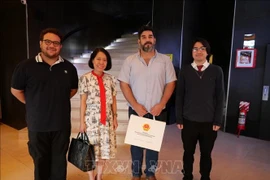 La embajadora de Vietnam en Paraguay, Ngo Minh Nguyet, el secretario general del Partido Comunista del país latinoamericano, Najeeb Amado, y representantes de la Juventud Comunista Paraguaya en Asunción. (Foto: VNA)