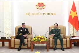 El general Nguyen Tan Cuong (derecha), jefe del Estado Mayor del Ejército Popular de Vietnam y viceministro de Defensa Nacional, recibe al vicealmirante Mark Hammond, jefe de la Armada australiana. (Foto: qdnd.vn)