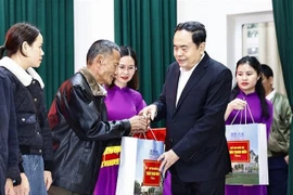 El presidente de la Asamblea Nacional de Vietnam, Tran Thanh Man, entrega paquetes de regalos a las familias beneficiarias de políticas sociales en la provincia central de Ha Tinh. (Foto: VNA)