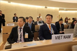 El embajador Mai Phan Dung (derecha), jefe de la representación de Vietnam en Ginebra, asiste a la ceremonia de apertura del 58º período de sesiones del Consejo de Derechos Humanos de la ONU (Foto: VNA)