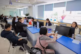 En la sucursal de Tay Ho del Centro de Servicios Administrativos Públicos (Foto: VNA)