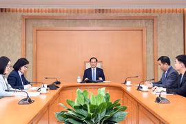 El viceprimer ministro y canciller de Vietnam, Bui Thanh Son (centro), sostiene una conversación telefónica con el ministro de Relaciones Exteriores de Turquía, Hakan Fidan (Foto: VNA)