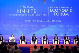 El primer ministro Pham Minh Chinh (cuarto, por la derecha) asiste al V Foro Económico de Ciudad Ho Chi Minh (Foto: thanhnien.vn).