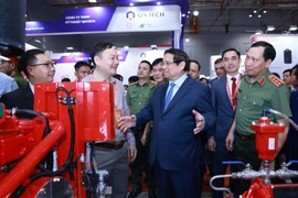 El primer ministro de Vietnam, Pham Minh Chinh, visita la Exposición Internacional sobre Técnicas y Equipos de Seguridad contra Incendios y Rescate 2025 (Foto: VNA)