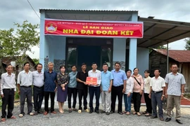 Acto de entrega de casas solidarias a hogares pobres en el distrito de Buon Don, provincia de Dak Lak. (Foto: Archivo de VNA)