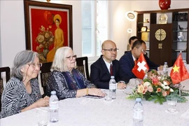 Anjuska Marija Weil (segunda, desde la izquierda), presidenta de la Asociación de Amistad Suiza-Vietnam (Foto: VNA)