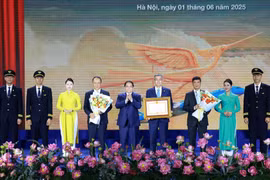 El primer ministro de Vietnam, Pham Minh Chinh, otorga el certificado de mérito a Vietnam Airlines (Foto: VNA)