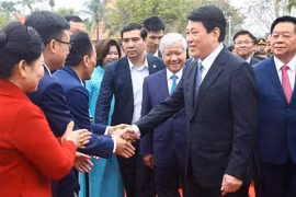 El presidente de Vietnam, Luong Cuong (segundo desde la derecha), saluda a los delegados participantes. (Foto: VNA)