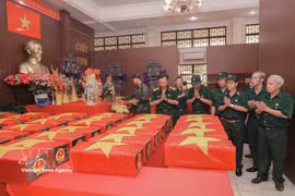 Veteranos rinden homenaje a sus compañeros caídos en la morgue donde conserva los restos de los mártires recuperados en el Parque Le Thi Rieng, en Ciudad Ho Chi Minh. (Foto: VNA)