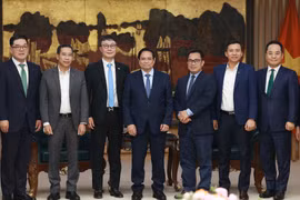 El primer ministro de Vietnam, Pham Minh Chinh (en el medio), y los delegados participantes en la cita (Foto: VNA)