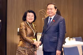 El presidente de la Asamblea Nacional de Vietnam, Tran Thanh Man, se reúne con su homóloga camboyana, Khuon Sudary. (Foto: VNA)
