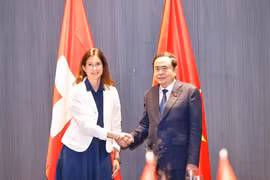 El presidente de la Asamblea Nacional de Vietnam, Tran Thanh Man, se reúne con la titular del Consejo Nacional de Suiza, Maja Riniker (Foto: VNA)