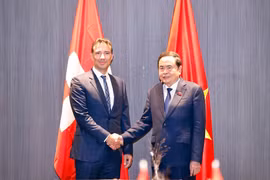 El presidente de la Asamblea Nacional de Vietnam, Tran Thanh Man, se reúne con el titular del Consejo de los Estados de Suiza, Andrea Caroni (Foto: VNA)