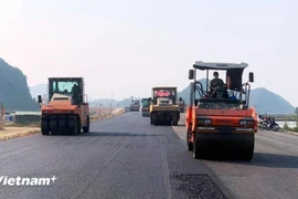 Pavimentación asfáltica de un proyecto de la autopista Norte-Sur (Foto: Vietnam+)