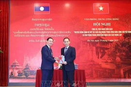 El secretario del Comité Central del PCV y jefe de su Oficina, Le Hoai Trung (derecha), y su similar del PPRL, Thongsalith Mangnomek (Foto: VNA)