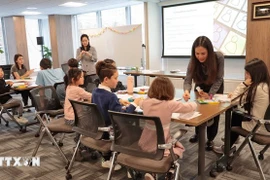 Maestros y alumnos en la clase de idioma vietnamita en Nueva York. (Foto: VNA)