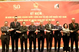 El embajador vietnamita en Alemania, Nguyen Dac Thanh (centro), junto con los invitados en la cita (Foto: VNA)