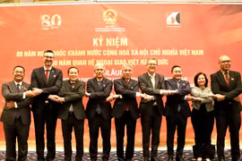 El embajador vietnamita en Alemania, Nguyen Dac Thanh (centro), junto con los invitados en la cita (Foto: VNA)