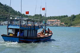 Un barco pesquero fanea en el mar (Foto: VNA)
