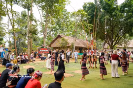 Intercambio cultural en el espacio de la etnia Bana en la Aldea de Cultura y Turismo de las Nacionalidades de Vietnam, en Hanoi (Foto: VNA)