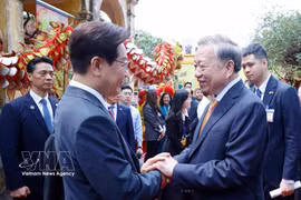 El secretario general del Partido Comunista y presidente de Vietnam, To Lam (derecha), se despide del presidente de Corea del Sur, Lee Jae Myung. (Foto: VNA)
