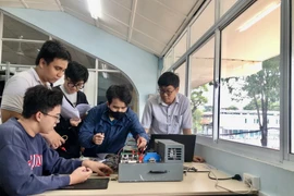 Estudiantes de la Universidad Tecnológica, de la Universidad Nacional de Vietnam en Ciudad Ho Chi Minh, practican la aplicación de alta tecnología (Foto: VNA)