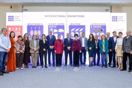 El embajador Nguyen Minh Nguyet (segundo por la izquierda) y representantes de asociaciones y del cuerpo diplomático en Sofía. (Foto: publicada por VNA)