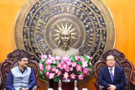 El vicepresidente permanente del Comité Popular de Tay Ninh, Nguyen Hong Thanh (derecha), recibe al cónsul general de la India en Ciudad Ho Chi Minh, Vipra Pandey. (Foto: VNA)