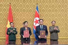 La directora general de la VNA, Vu Viet Trang, y el presidente de la KCNA, Kim Pyong Ho, en la ceremonia de rúbrica (Foto: VNA)