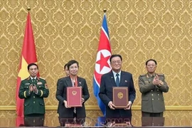 La directora general de la VNA, Vu Viet Trang, y el presidente de la KCNA, Kim Pyong Ho, en la ceremonia de rúbrica (Foto: VNA)