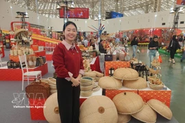 Productos elaborados con ratán y bambú por la aldea artesanal Ninh So, comuna de Hong Van (Hanoi), se exhiben en la Feria de Primavera de 2026. (Foto: VNA)