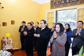 El presidente de la Asamblea Nacional de Vietnam, Tran Thanh Man, y la delegación rinden homenaje al Presidente Ho Chi Minh (Foto: VNA)