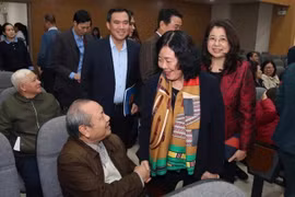 Bui Thi Minh Hoai, miembro del Buró Político, secretaria del Comité Central del Partido Comunista de Vietnam y presidenta del FPV, saluda a los votantes locales (Foto: laodong.vn)