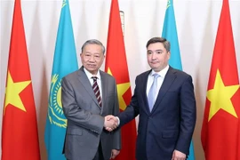 El secretario general del Partido Comunista de Vietnam, To Lam (izquierda), se reúne con el primer ministro kazajo, Olzhas Bektenov (Foto: VNA)