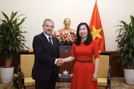 La viceministra de Relaciones Exteriores Le Thi Thu Hang recibe al viceministro de Empresas y Made in Italy Valentino Valentini (Foto: baoquocte.vn)