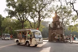Turistas pasean por el lago Hoan Kiem, Hanoi (Foto: VNA)