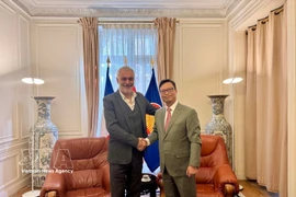 El embajador de Vietnam en París, Trinh Duc Hai, se reúne con Taylan Coskun, miembro del Buró Político del PCF a cargo de las relaciones con Vietnam (Foto: VNA)