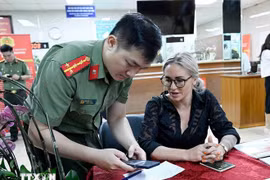 Emiten identificación electrónica de nivel 2 para extranjeros residentes en Vietnam