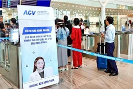 Con el proceso renovado, los pasajeros sin equipaje facturado podrán pasar por los controles de seguridad y embarque mediante reconocimiento facial, sin mostrar ningún documento. (Foto: tuoitre.vn)