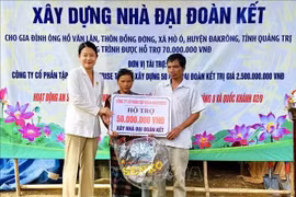Las autoridades locales entregan simbólicamente la asistencia financiera a un hogar pobre en la comuna de Mo O, distrito de Dakrong, provincia de Quang Tri (Foto: VNA)