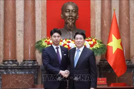 El presidente de Vietnam, Luong Cuong (derecha), recibe a Nakasone Yasutaka, jefe de la División Juvenil del LDP de Japón (Foto: VNA)