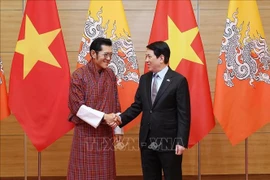El presidente vietnamita, Luong Cuong (derecha), saluda al Rey butanés, Jigme Khesar Namgyel Wangchuck (Foto: VNA)