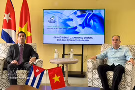 El embajador cubano Rogelio Polanco Fuentes (derecha) y el Doctor Santiago Dueñas Carrera, vicepresidente del BioCubaFarma (Foto: VNA)