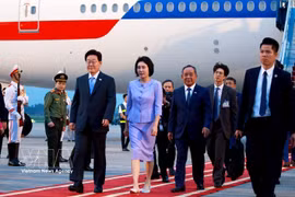 El presidente de Corea del Sur, Lee Jae-myung, y su cónyuge llegan a Hanoi. (Foto: VNA)