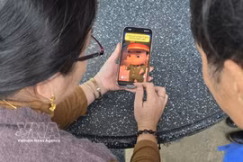 Los residentes de la comuna de Bo Trach, provincia de Quang Tri, observan un breve vídeo animado creado con inteligencia artificial por la policía para concienciar a la población y advertir sobre la delincuencia. (Foto: VNA)