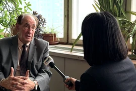 Georgy Toloraia, director ejecutivo del Comité Nacional de Investigación BRICS y director del Centro de Estrategia Rusa en Asia del Instituto de Economía de la Academia de Ciencias de Rusia, responde a las preguntas de la reportera (Foto: VNA)